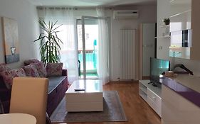 Quiet Apartment In City Center, Free Private Parking
